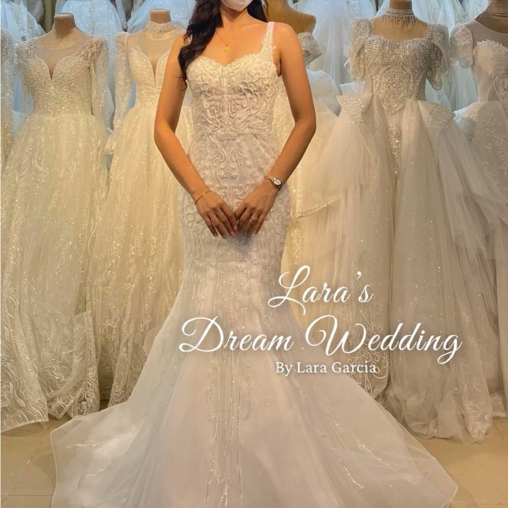 Wedding dress only worn for photos. Fit from 2-6 Size